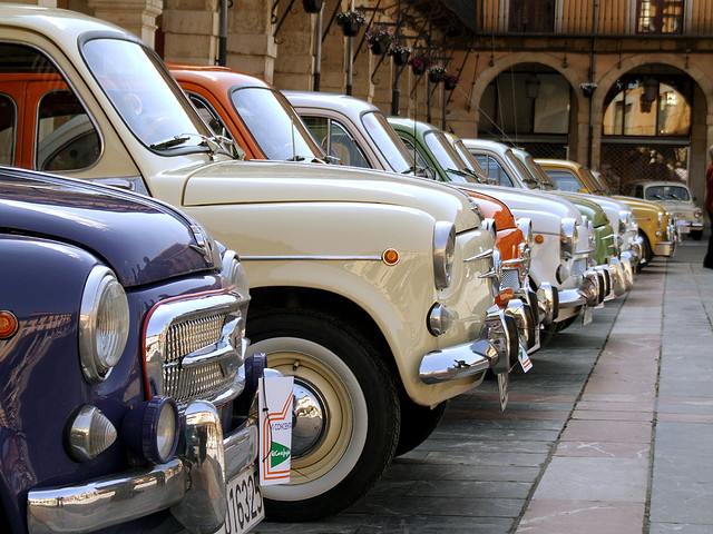 Concentración de SEAT 600 clásicos en la Plaza Mayor de León.