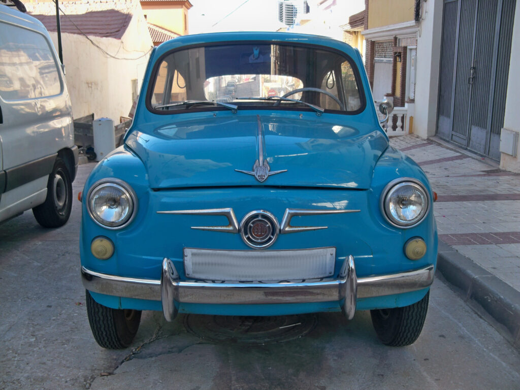 SEAT 600 D azul celeste aparcado en una calle de Málaga