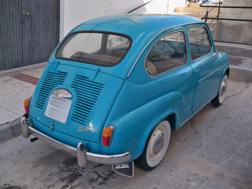 SEAT 600 D azul celeste aparcado en una calle de Málaga